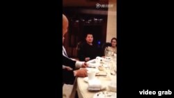 中國央視著名主持人畢福劍在私人聚餐上調侃毛澤東(網絡視頻截圖)