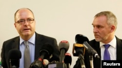 瑞士日内瓦司法部长（左）同警方一负责人(右）2015年12月12日对外公布逮捕两名恐怖嫌疑人消息。