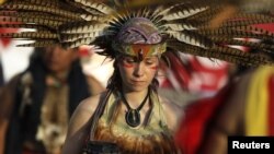 La muestra estará abierta entre el 4 de octubre de 2012 y el 3 de febrero de 2013. En esta foto, una mujer vestida con atuendo indígena participa en una ceremonia frente al Museo de Historia Mexicana en Monterrey 01 de octubre 2012.