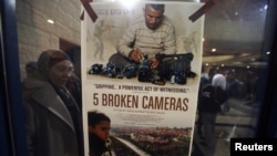 Poster film dokumenter nominasi Oscar "5 Broken Cameras" dipasang di bioskop di Ramallah, Tepi Barat (28/1). (Reuters/Mohamad Torokman)