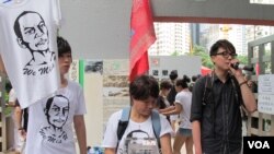 香港人6月30日游行前手持李旺阳画像，收集给李旺阳家属的慰问信