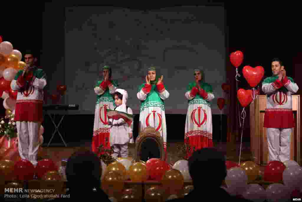 در دانشگاه امیرکبیر تهران جشن ازدواج دانشجویی ۱۴۰ زوج دانشجو که یک زوج هم از یمن بود، برگزار شد. عکس: لیلا قدرت الهی فرد