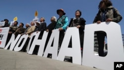Para pengunjuk rasa memegang tulisan "NO THAAD" dalam aksi protes dekat Kedutaan AS di Seoul, Korea Selatan, menentang rencana pemasangan sistem anti-misil Amerika Terminal High Altitude Defense (THAAD), 26 April 2017.