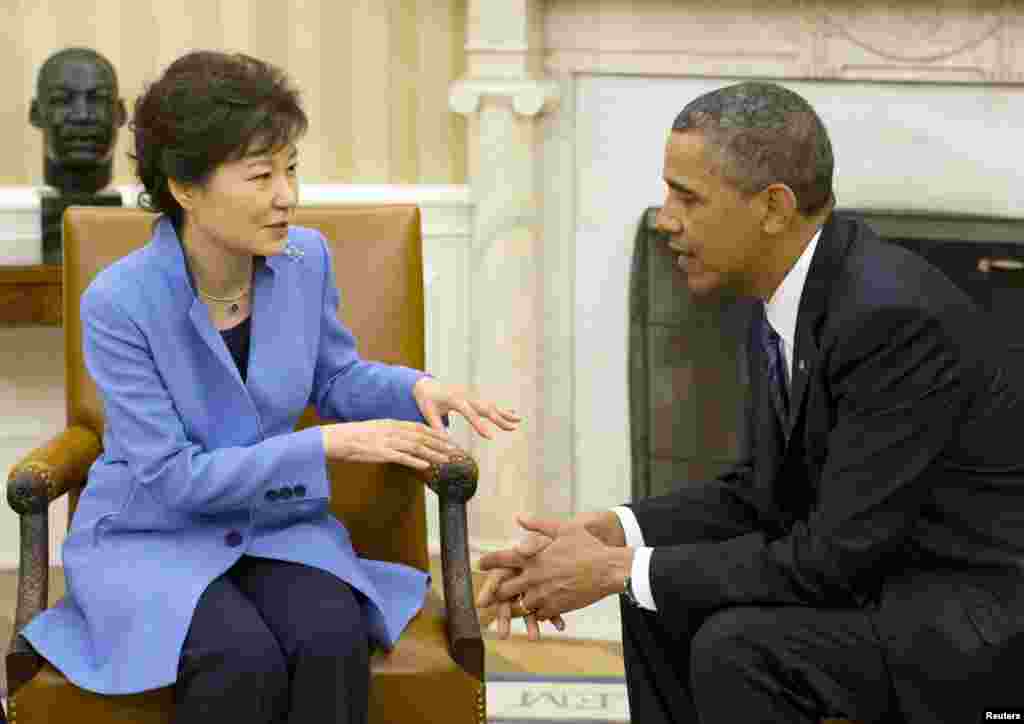 7일 백악관에서 열린 미&middot;한 정상회담에서 바락 오바마 미국 대통령(오른쪽)과 박근혜 한국 대통령이 대화하고 있다.