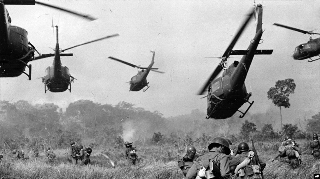 Tháng 03-1965: Máy bay trực thăng Mỹ nổ súng vào đám cây để yểm trợ cho binh sĩ bộ binh Việt Nam Cộng Hòa tiến lên trong một cuộc tấn công Việt Cộng ở phía tây bắc Sài Gòn. (AP)