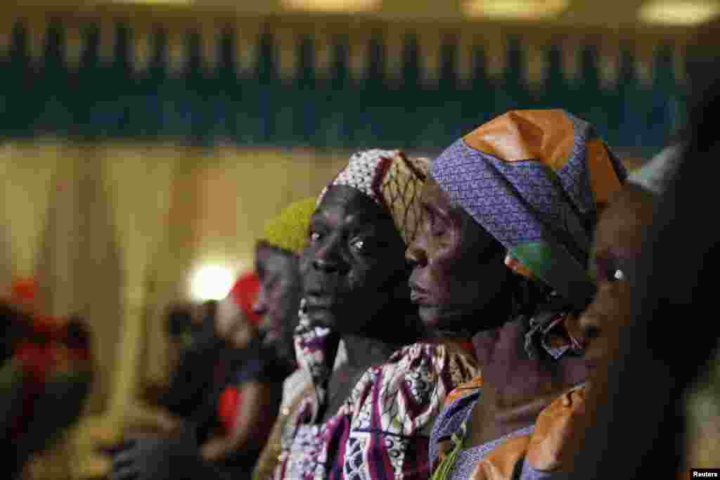 Wasu daga cikin iyayen yaran da 'yan ta'adda suka sace a makarantar Chibok, a wata ganawa da shugaban kasa Muhammadu Buhari a fadar shugaban kasar ta birnin tarayya Abuja. ranar Alhamis a watan Janairu 14, 2016.