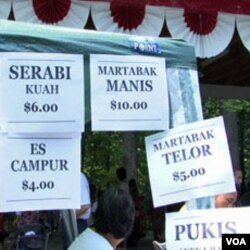 Martabak manis seharga 90.000 mungkin cuma ada di Amerika. Tapi, tak pelak lagi, berbagai dagangan tetap laris manis diburu para perantau yang kangen dengan jajanan favorit mereka.