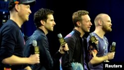 El cantante de Coldplay Chris Martin invita a una joven hospitalizada a un concierto.