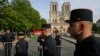 Petugas Pemadam Kebakaran Notre Dame Dihadiahi Alkitab