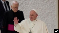 Paus Fransiskus melambaikan tangan setibanya di Aula Paulus VI di Vatikan, Rabu, 29 September 2021. (AP Photo/Alessandra Tarantino)