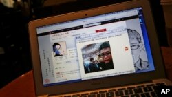 Ảnh chụp màn hình cho thấy Blogger Yêu nước Trung Quốc, tài khoản Sina Weibo của Chu Tiểu Bình và ảnh chân dung tự chụp gần Chủ tịch Trung Quốc Tập Cận Bình và các quan chức tại Đại lễ đường Nhân dân, trong blog của mình, tại Bắc Kinh ngày 23/10/2014.