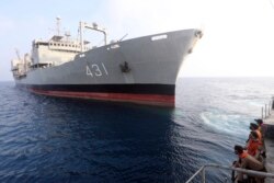 Kapal pendukung milik angkatan laut Iran, Kharg, dilaporkan terbakar dan kemudian tenggelam di Teluk Oman, Rabu, 2 Juni 2021. (Foto: AP)