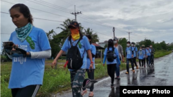 យុវជនមាតាធម្មជាតិបាននាំគ្នាដើរ បន្ទាប់ពីប៉ូលិសកោះកុងបានចាប់យកកង់របស់ពួកគេ ខណៈពួកគេគ្រោងជិះកង់ពីកោះកុង ទៅកាន់ទីក្រុងភ្នំពេញ ដើម្បីដាក់ញត្តិស្នើសុំឲ្យរដ្ឋាភិបាលដាក់ «កោះកុងក្រៅ» ជាតំបន់ការពារ នៅខេត្តកោះកុង ថ្ងៃទី៣ ខែមិថុនា ឆ្នាំ២០២០។ (រូបថតដកស្រង់ពីហ្វេសប៊ុកអាឡិច ហ្គន់សាឡេស ដេវិតសុន)