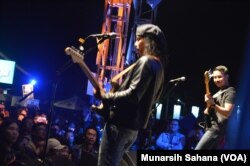 Gugun (vokal,gitar) dan Fajar (bass) dari kelompok Gugun Blues Shelter tampil sebagai band unggulan Ngayogjazz Ke-11 di Desa Kledokan, Kalasan, SLeman Yogyakarta, Sabtu malam (18/11/17).