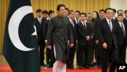 پاکستان اور چین کے وزرائے اعظم ملاقات سے قبل استقبالیہ تقریب میں شرکت کے لیے آ رہے ہیں۔