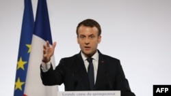 Le président français Emmanuel Macron prononce un discours lors de la Journée internationale pour l'élimination de la violence à l'égard des femmes, à l'Elysée à Paris, 25 novembre 2017.