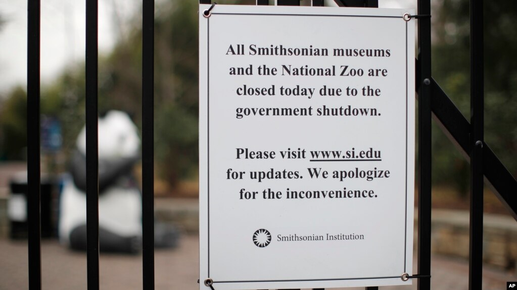 Biển báo đóng cửa hệ thống bảo tàng Smithsonian và Sở thú Quốc gia ở Washington DC. 