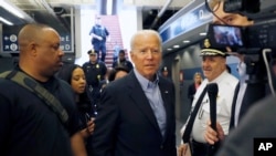 Mantan wakil presiden dan balon presiden dari Partai Demokrat, Joe Biden, tiba di stasiun kereta Wilmington, Wilmington, Delaware, 25 April 2019. (Foto: AP/Matt Slocum)