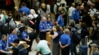 Nhân viên TSA kiểm tra giấy tờ của hành khách tại một điểm kiểm tra an ninh, ngày 19 tháng 5, 2016, tại Sân bay Quốc tế Seattle-Tacoma ở thành phố Seattle.