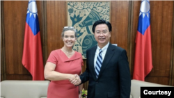 Bà Sandra Oudkirk gặp gỡ quan chức Đài Loan hồi tháng 7/2021.