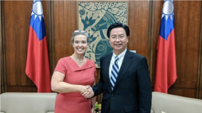 Bà Sandra Oudkirk gặp gỡ quan chức Đài Loan hồi tháng 7/2021.