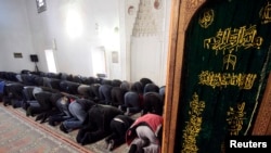 Мусульмане совершают намаз в мечети в Бахчисарае, Крым