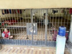 Kondisi puluhan laki-laki yang ditemukan di dalam kerangkeng di belakang rumah Bupati Langkat Terbit Rencana Perangin Angin hari Senin (24/1). (Courtesy: Migrant Care)