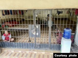 Kondisi puluhan laki-laki yang ditemukan di dalam kerangkeng di belakang rumah Bupati Langkat Terbit Rencana Perangin Angin 24 Januari 2022. (Courtesy: Migrant Care)