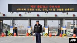 Seorang tentara Korea Selatan menjaga pintu masuk kawasan industri bersama Kaesong di Paju, Korsel (8/4). Korea Utara menarik lebih dari 50.000 pekerja keluar dari Kaesong. 