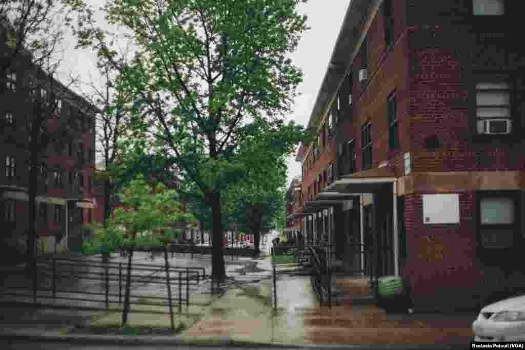 Sandtown, le quartier où vivait Freddy Gray, un jeune Noir américain mort en détention, se situe à West Baltimore. Pendant les manifestations qui ont suivi sa mort, le quartier de Sandtown était au coeur de la contestation, parfois violente, contre la police, Baltimore, le 6 mai 2016. (VOA/ Nastasia Peteuil)