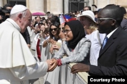 Dewi Praswida sudah menyiapkan hafalan dalam bahasa Italia, tetapi ketika bertemu ia hanya bisa bicara, “Saya Dewi, warga Muslim dari Indonesia, doakan saya dan Indonesia.”