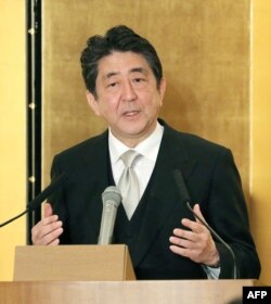 아베 신조 일본 총리가 4일 미에현 이세시에 있는 ‘이세신궁’을 참배한 후 신년 기자회견을 하고 있다.