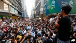 24일 홍콩 몽콕 거리에서 점거 시위를 반대하는 세력이 바리케이트를 철거하려하자 반중 시위대 일원이 바리케이트 위에 서서 발언하고 있다. 