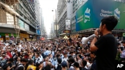 24일 홍콩 몽콕 거리에서 점거 시위를 반대하는 세력이 바리케이트를 철거하려하자 반중 시위대 일원이 바리케이트 위에 서서 발언하고 있다. 
