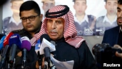 Safi al-Kaseasbeh, ayah dari pilot Muath al-Kaseasbeh memohon pembebasan putranya di Amman, Yordania, Minggu (1/2).