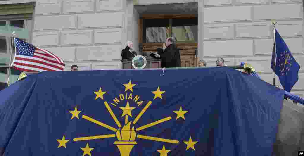 Mike Pence, left, is sworn in as Indiana&#39;s 50th governor by Chief Justin Brent E. Dickson during an inaugural ceremony at the Statehouse in Indianapolis, Jan. 14, 2013.