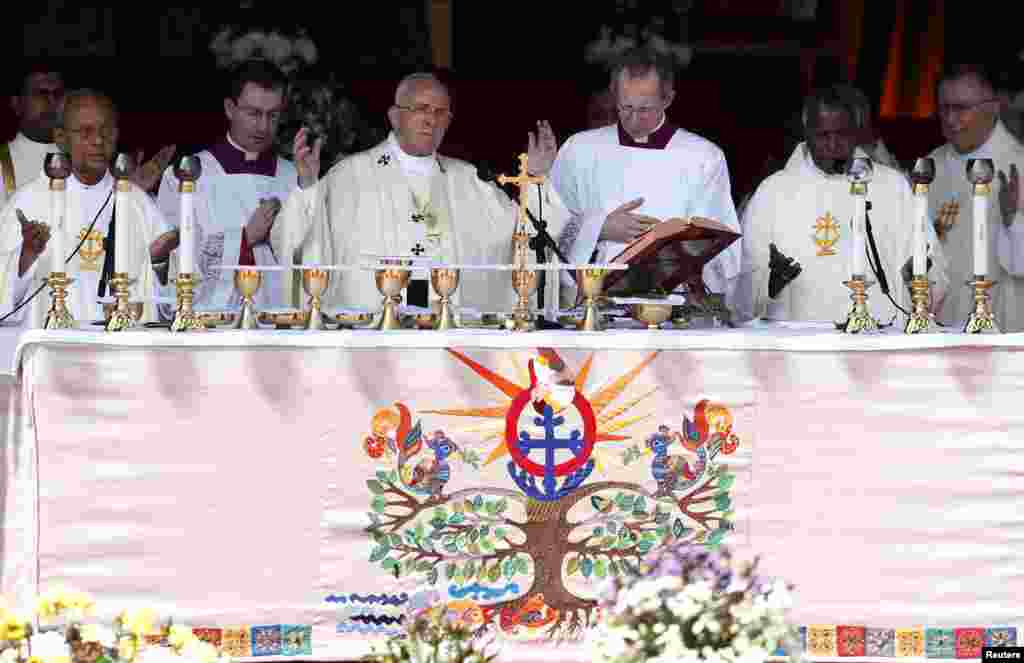 Pope Francis offers a blessing during a mass in Colombo, Jan. 14, 2015.