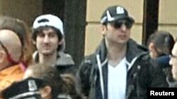 Los hermanos Tsarnaev vistos antes de la explosión de las bombas en Boston, en una foto difundida por el FBI.