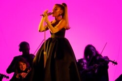 Ariana Grande tiba di 62nd Grammy Awards, Los Angeles, California, AS, 26 Januari 2020. (Foto: REUTERS/Mike Blake)