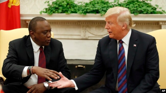 美国总统川普在白宫椭圆形办公室会晤肯尼亚总统肯雅塔。（2018年8月27日）