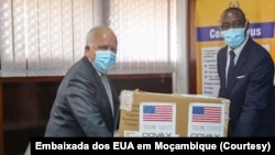 Embaixador dos EUA, Dennis W. Hearne, faz entrega simbólica das vacinas Johnson & Johnson ao Ministro da Saúde de Moçambique, Armindo Tiago no Ministério da Saúde (Foto de AQuivo)