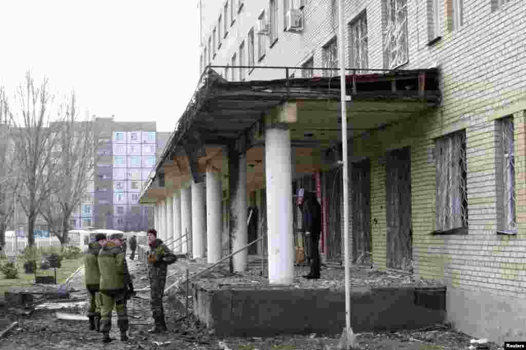 ДНР-івці біля обстріляної лікарні
