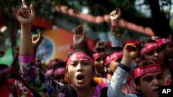 Công nhân may mặc Bangladesh biểu tình tại Dhaka, Bangladesh, ngày 1/5/2017 đòi tăng lương và điều kiện làm việc tốt hơn.