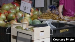 Dans la banlieue de la capitale américaine, une ONG chrétienne distribue des fruits et légumes qui pourraient être jetés