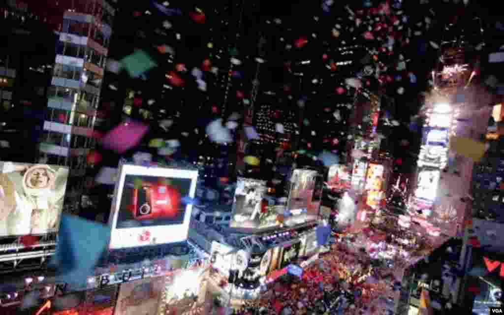 La mítica plaza de Times Square, a la que se otorgó ese nombre por pago previo del diario The New York Times, es lugar de paso obligado para contemplar la inmensidad publicitaria y comercial de la zona.