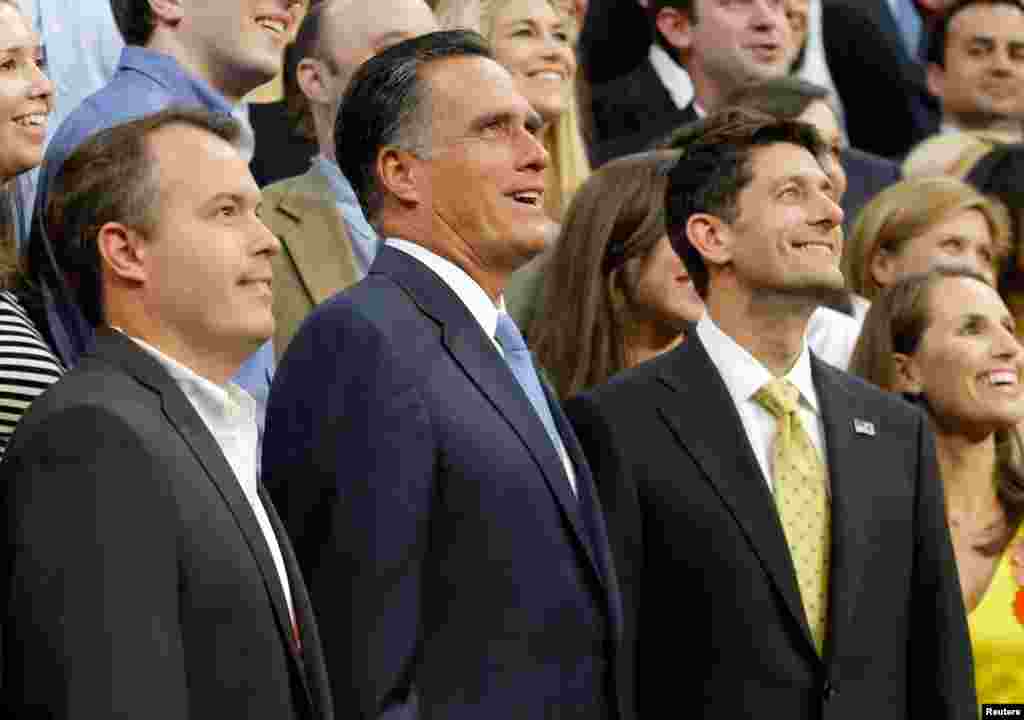 ທ່ານ Mitt Romney,&nbsp; ທ່ານ Paul Ryan (ຂວາ) ແລະຜູ້ຈັດການຝ່າຍໂຄສະນາຫາສຽງ ທ່ານ Matt Rhoades (ຊ້າຍ) ຖ່າຍຮູບຮ່ວມກັນຢູ່ຂັ້ນໄດເວທີ ທີ່ກອງປະຊຸມຫລວງຂອງພັກ Republican ໃນເມືອງ Tampa,&nbsp; ລັດ Florida, ວັນທີ 30 ສິງຫາ 2012.