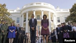 Tổng thống Obama và Ðệ nhất phu nhân Michelle cúi đầu tưởng niệm lúc 8:46 sáng, giờ địa phương; thời khắc hai chiếc máy bay đầu tiên lao vào tòa nhà Trung tâm Thương mại Thế giới ở New York