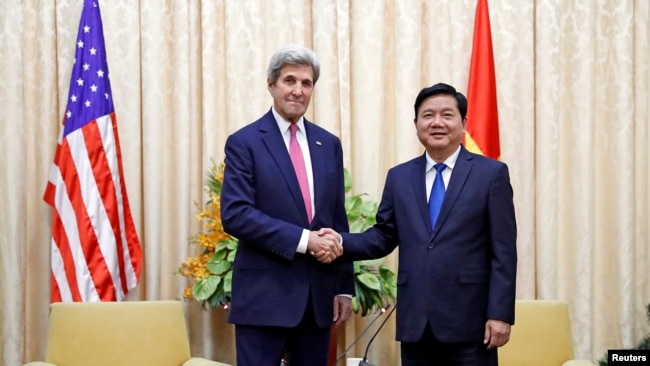 Bí thư Thành ủy TP.HCM Đinh La Thăng bắt tay với Ngoại trưởng Mỹ John Kerry trước cuộc gặp của họ ở TP.HCM, ngày 13 tháng 1, 2017.