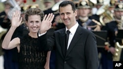 Syrian President Bashar Assad and his wife, Asma, arrive for a formal dinner after a Mediterranean Summit meeting at the Petit Palais in Paris, July 13, 2008 file photo.