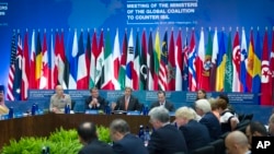 美国国务卿克里（左三上）在华盛顿召开的抗击伊斯兰国全球联盟部长会议上讲话。（2016年7月21日）
